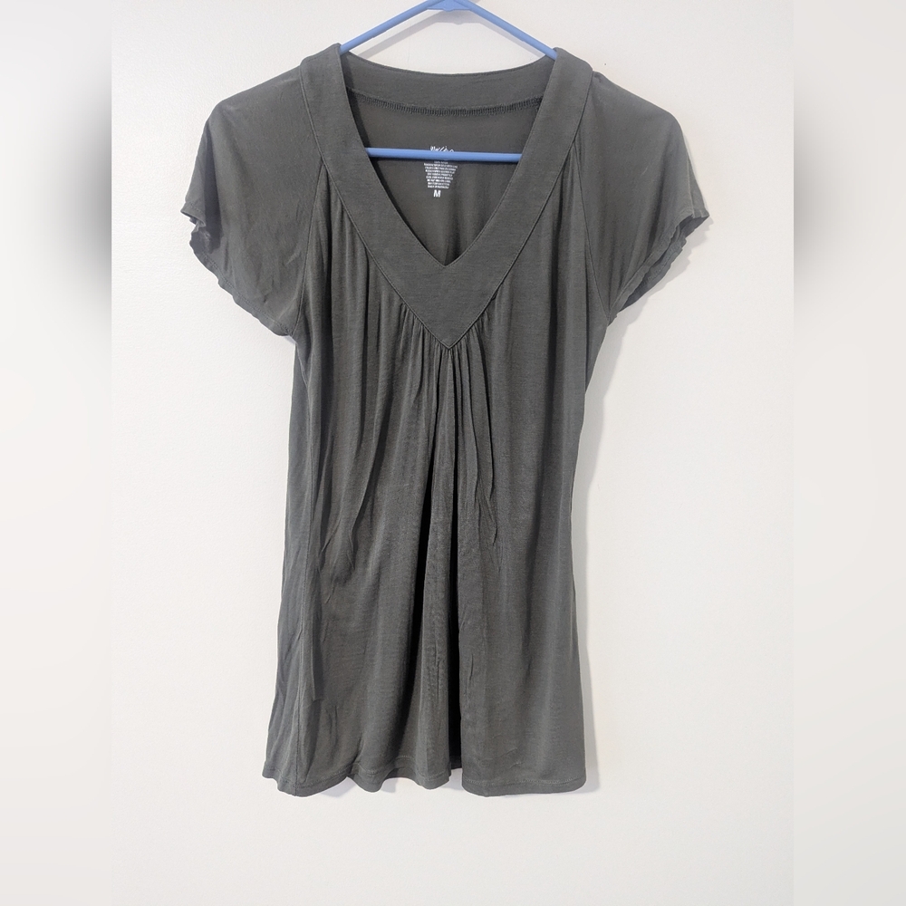 Mossimo Women's V-Neck Green Flowy T-Shirt - Size Medium Great Condition Casual